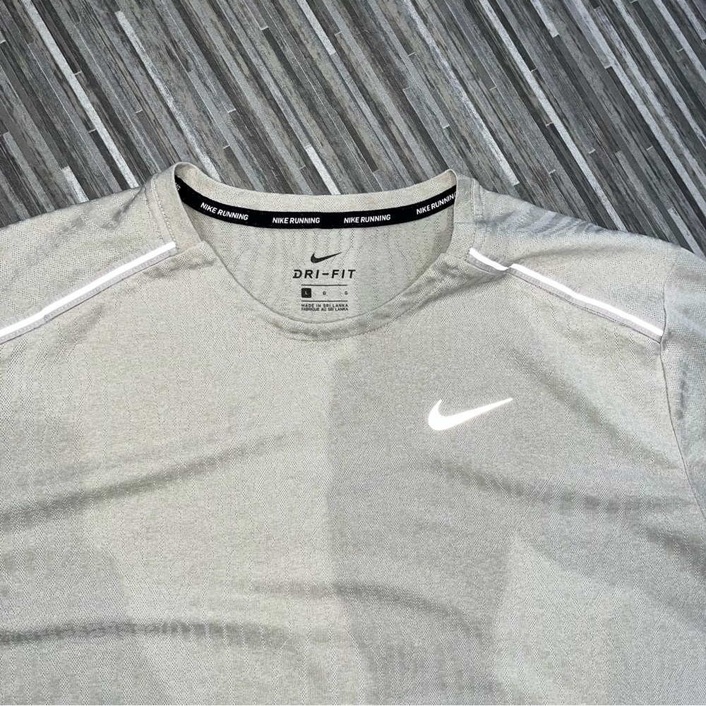 Nike Running Miler 1.0 DriFit T-Shirt in Beige Jacquard Pattern - Picture 3 of 5